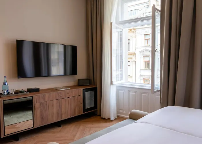 Lovis Hotel